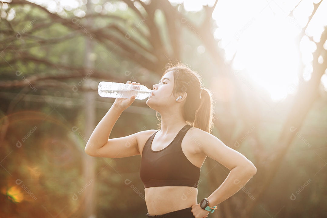 Linda mulher jovem praticando se exercitando