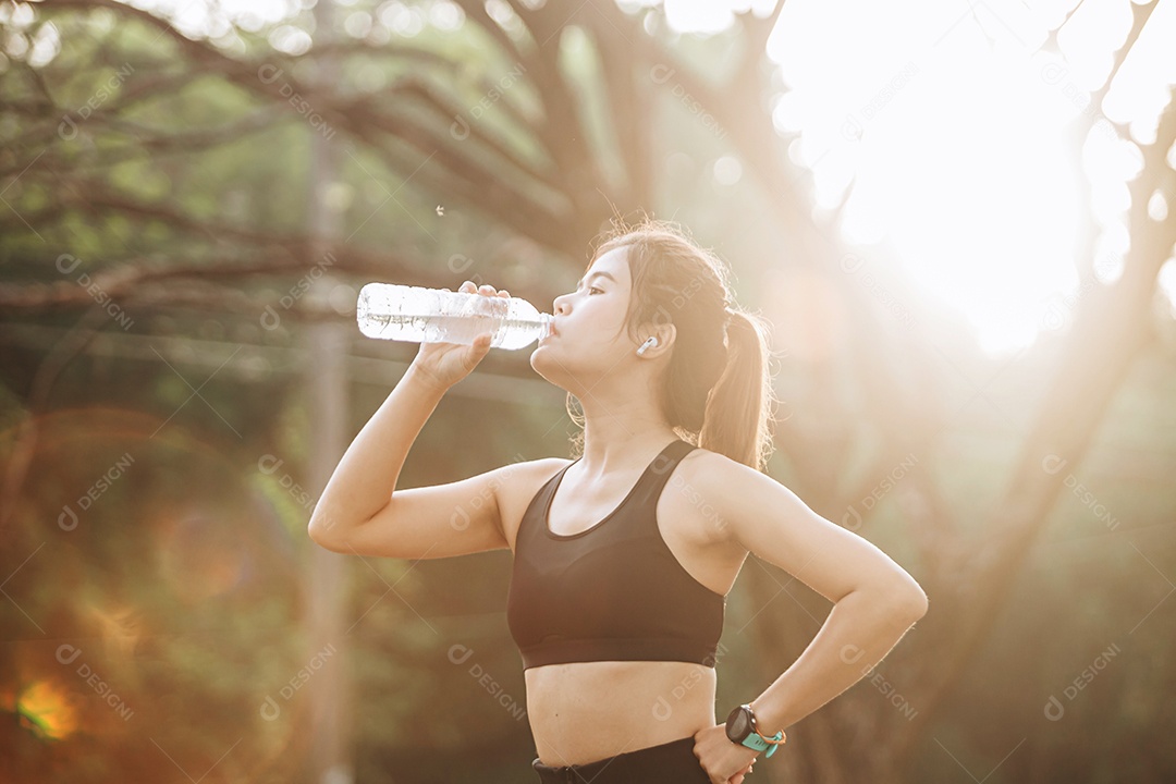 Linda mulher jovem praticando se exercitando