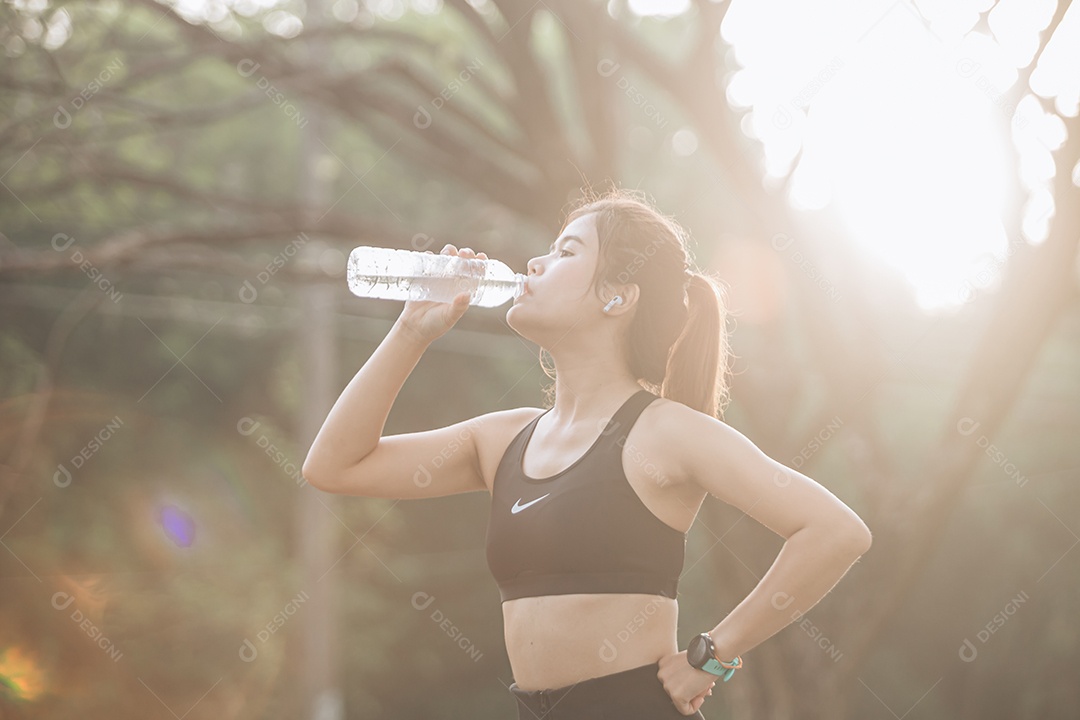 Linda mulher jovem praticando se exercitando