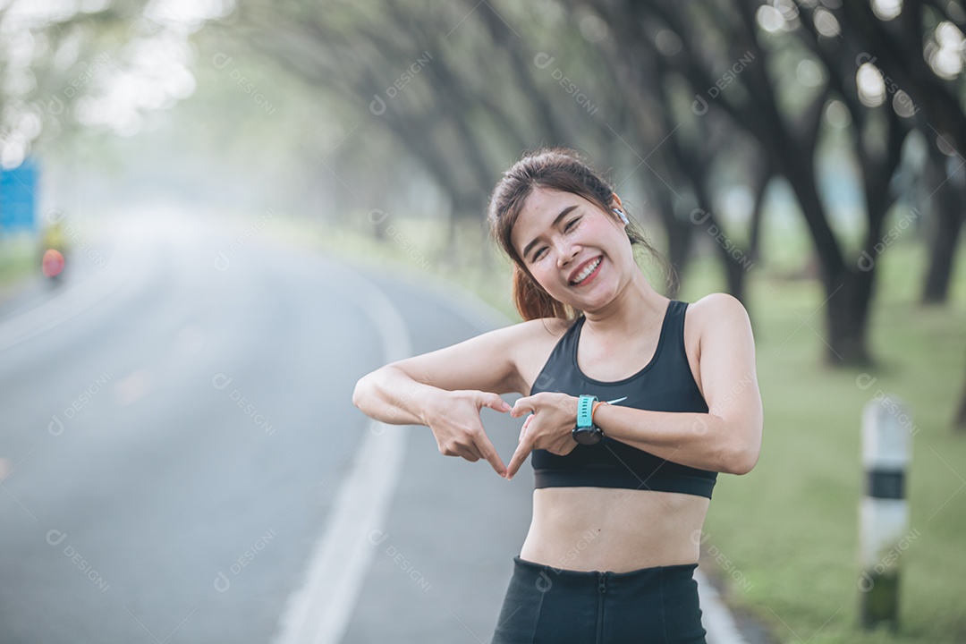 Linda mulher jovem praticando se exercitando