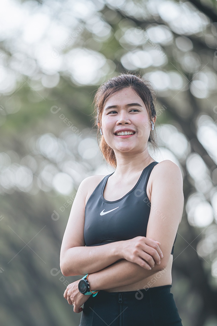 Linda mulher jovem praticando se exercitando