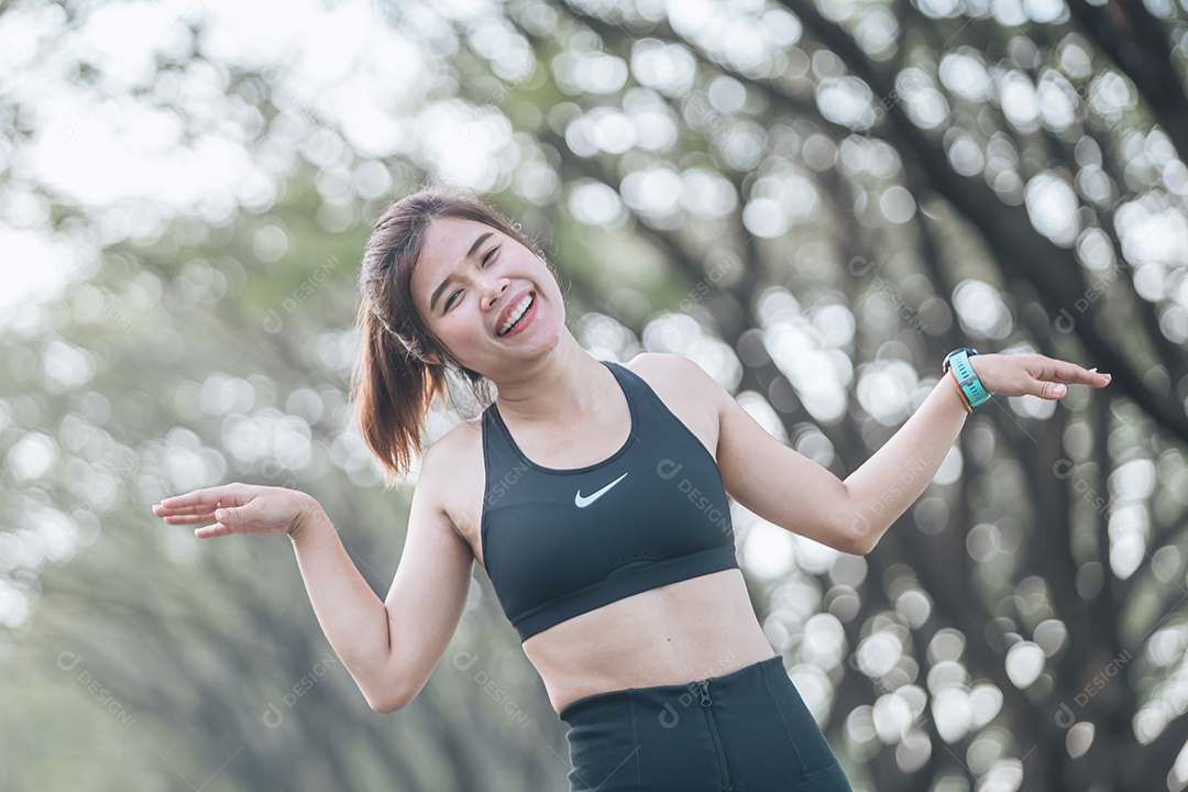 Linda mulher jovem praticando se exercitando