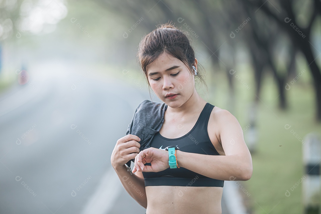 Linda mulher jovem praticando se exercitando