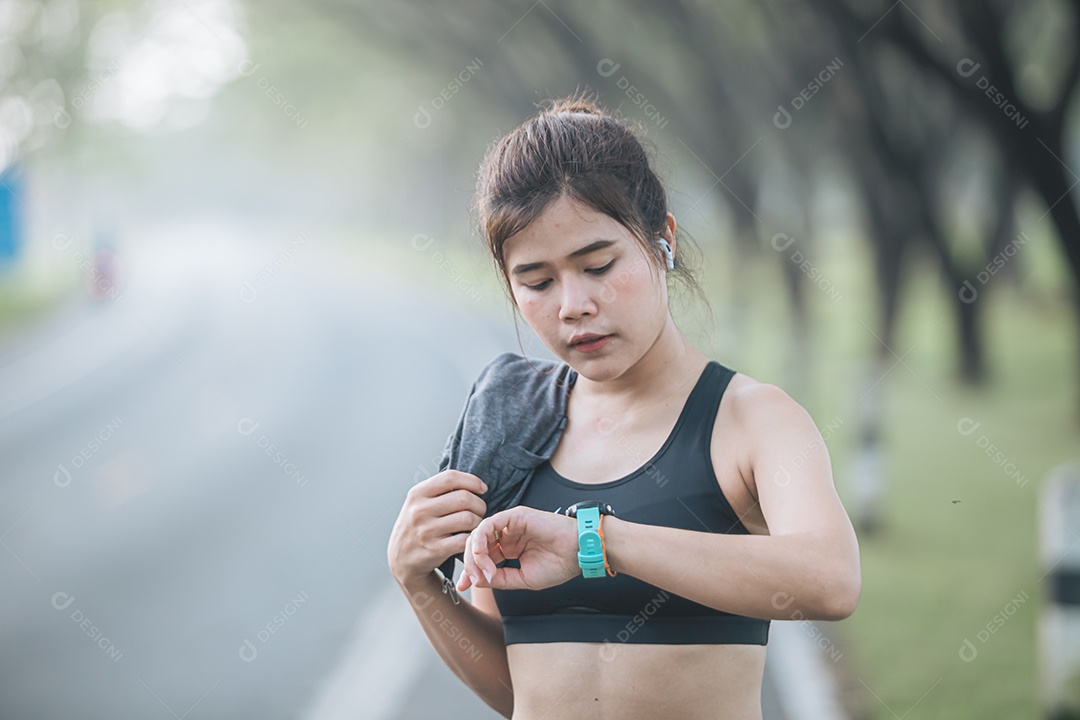 Linda mulher jovem praticando se exercitando