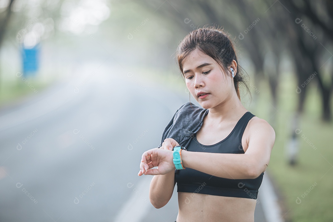 Linda mulher jovem praticando se exercitando