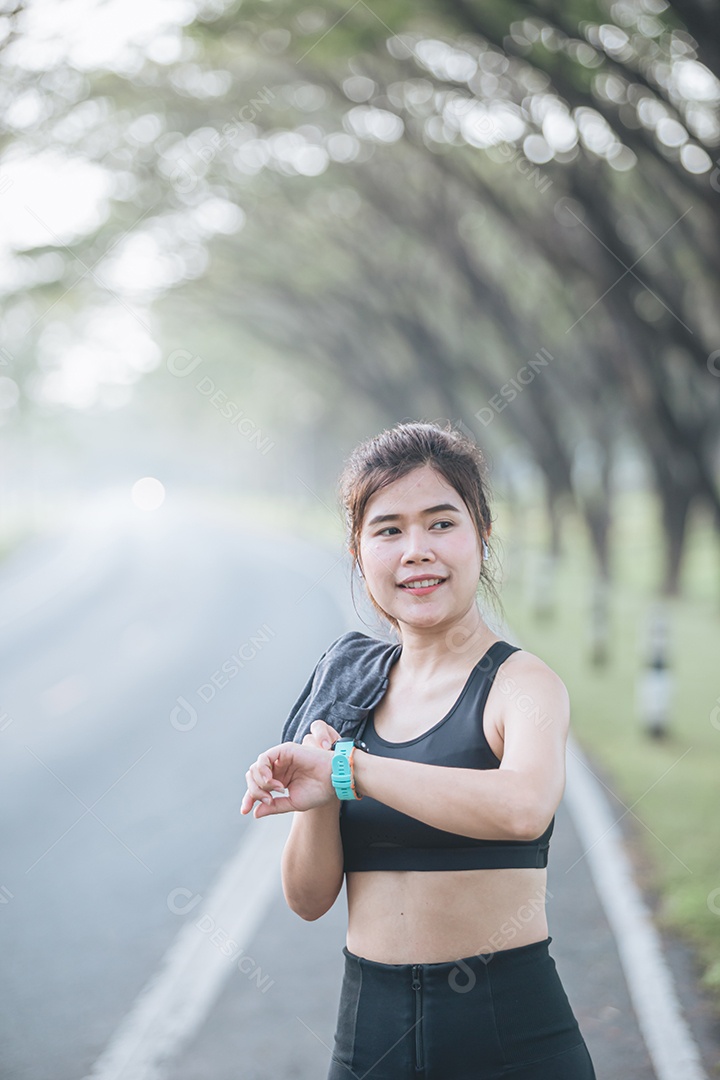 Linda mulher jovem praticando se exercitando