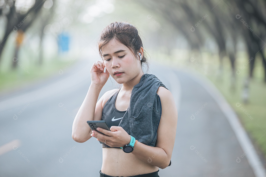 Linda mulher jovem praticando se exercitando