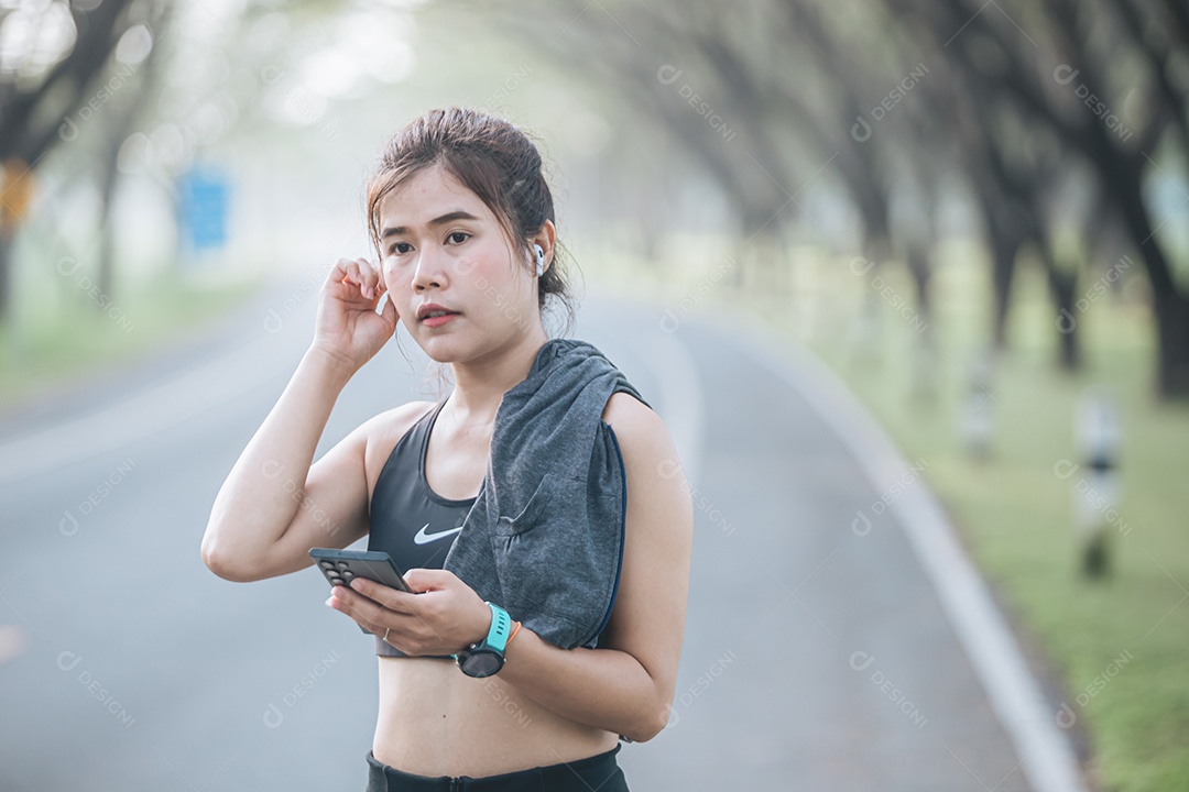 Linda mulher jovem praticando se exercitando