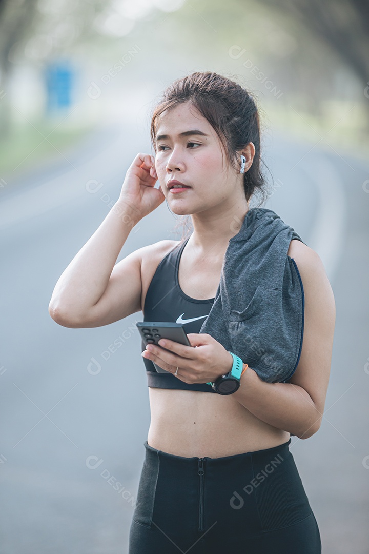 Linda mulher jovem praticando se exercitando