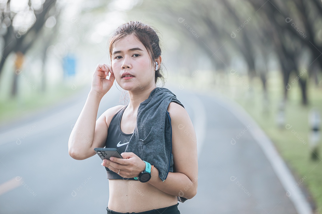 Linda mulher jovem praticando se exercitando