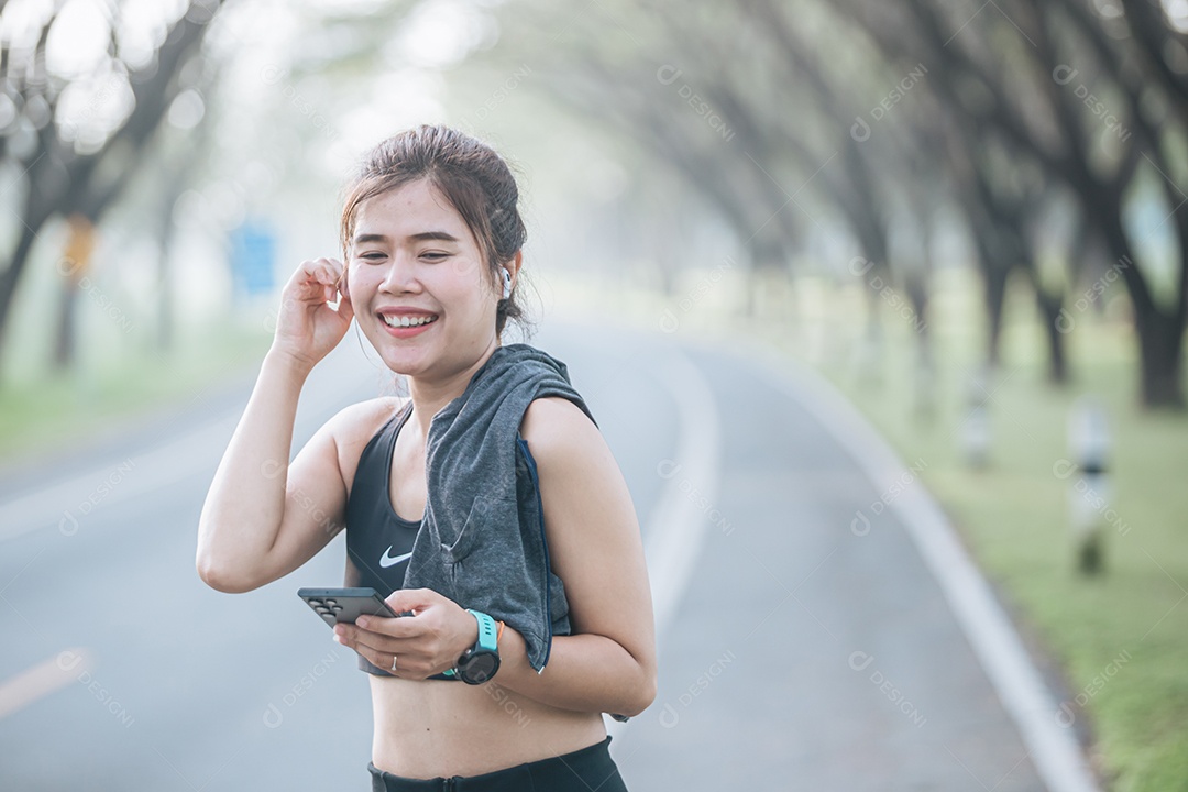 Linda mulher jovem praticando se exercitando