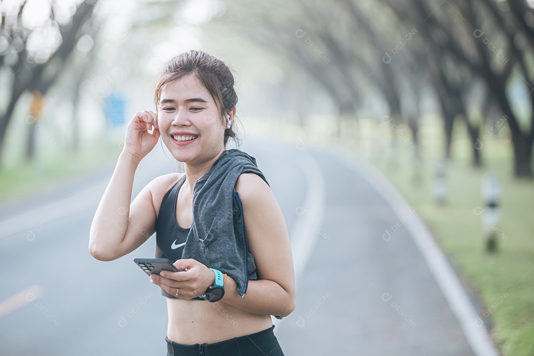 Linda mulher jovem praticando se exercitando