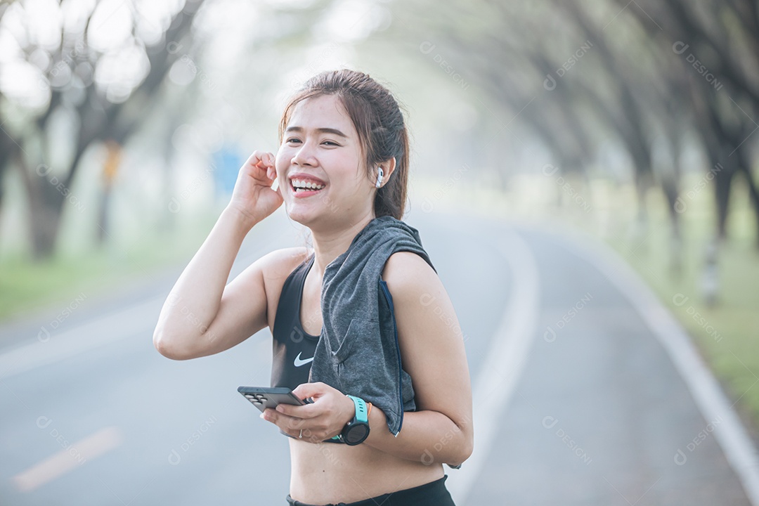 Linda mulher jovem praticando se exercitando