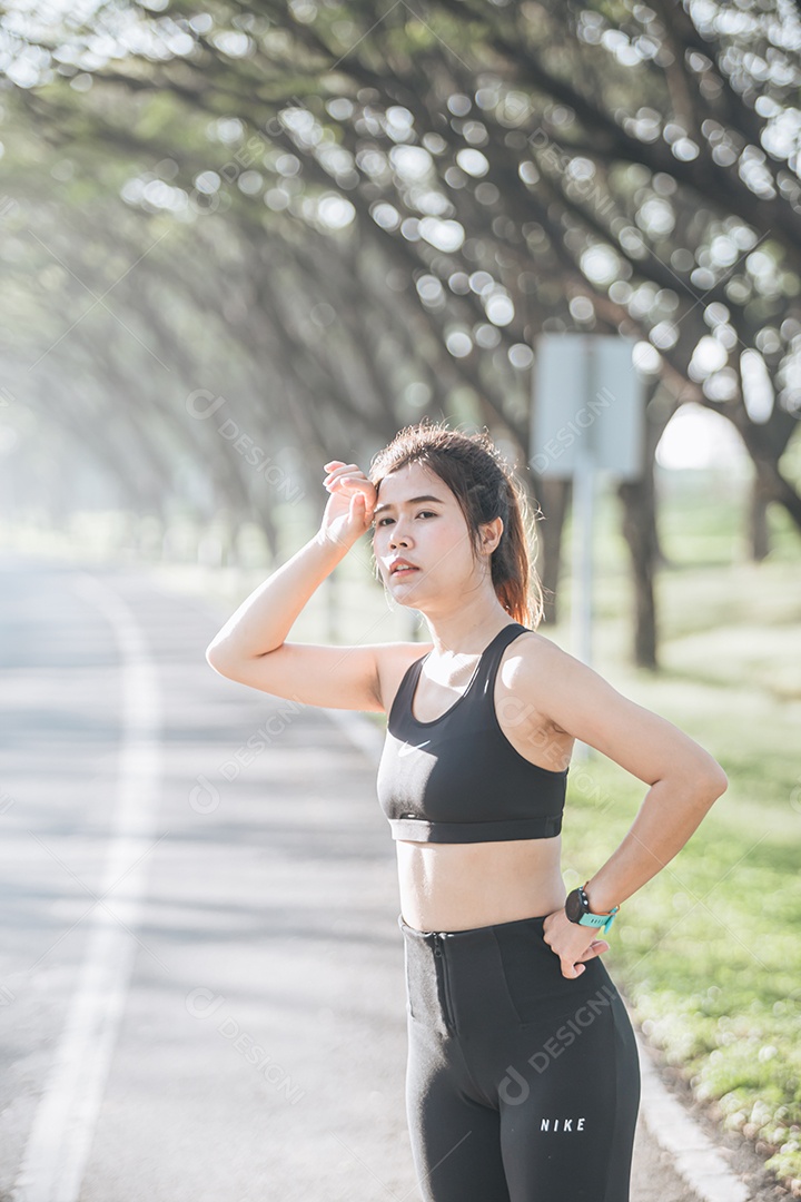 Linda mulher jovem praticando exercícios físico se exercitando