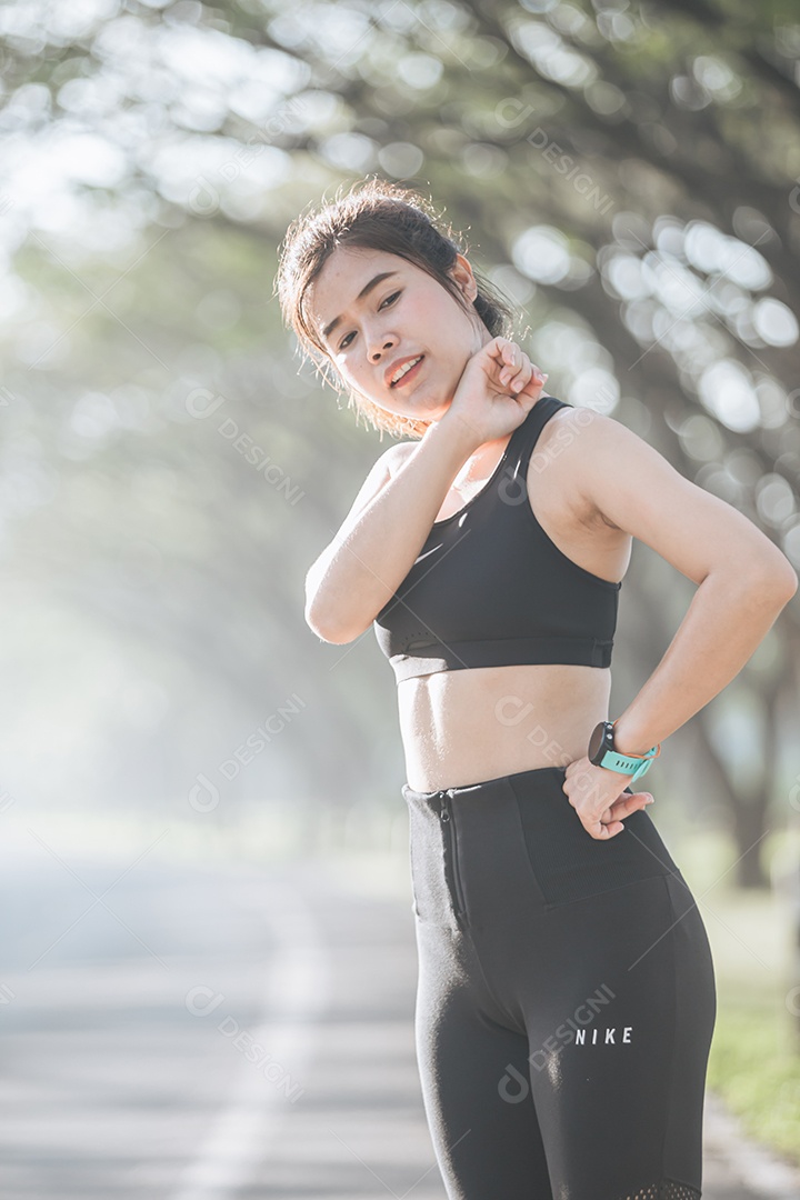 Linda mulher jovem praticando exercícios físico se exercitando