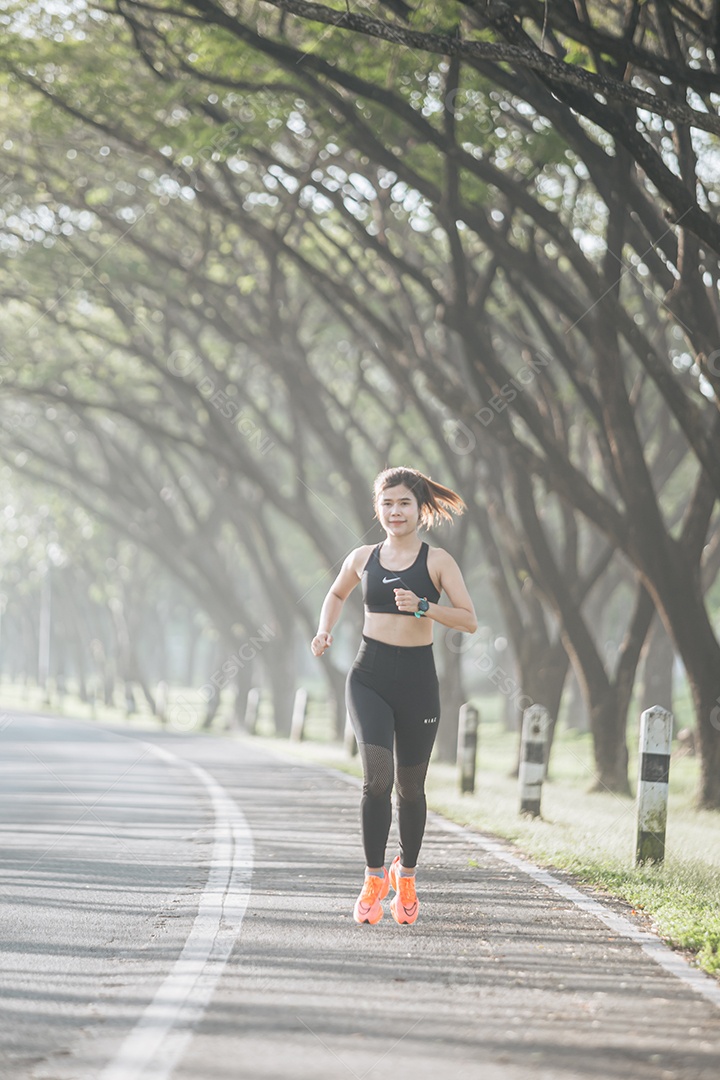 Linda mulher jovem praticando exercícios físico se exercitando