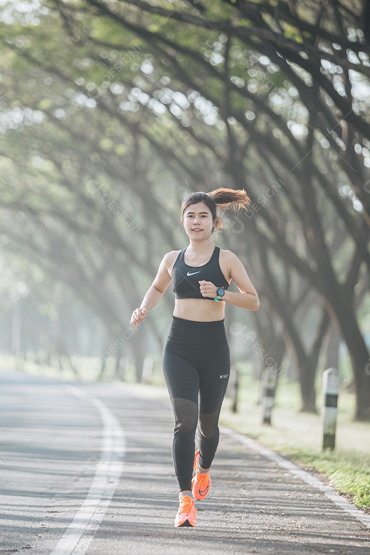 Linda mulher jovem praticando exercícios físico se exercitando