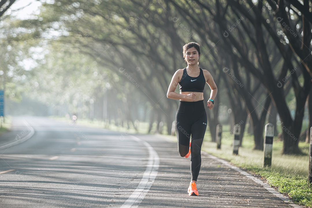Linda mulher jovem praticando exercícios físico se exercitando