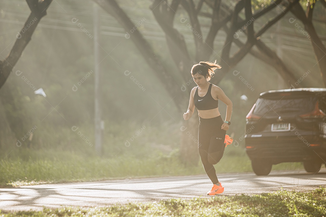 Linda mulher jovem praticando exercícios físico se exercitando