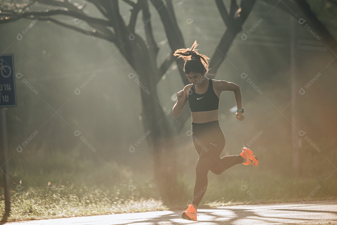 Linda mulher jovem praticando exercícios físico se exercitando