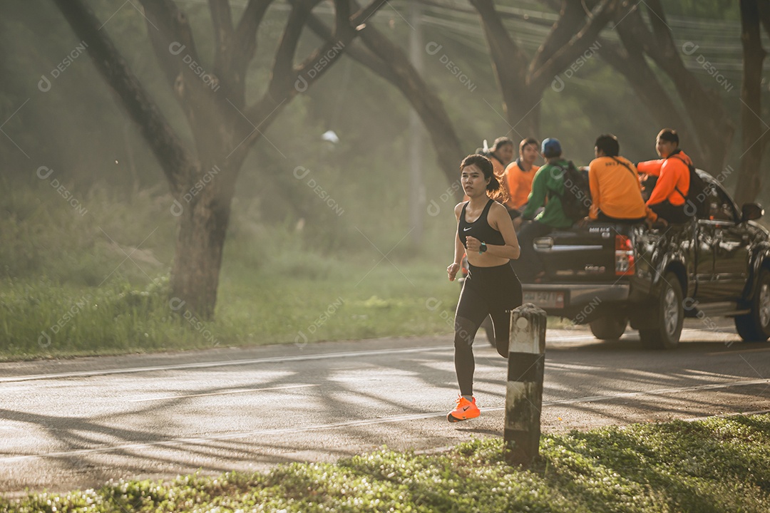 Linda mulher jovem praticando exercícios físico se exercitando