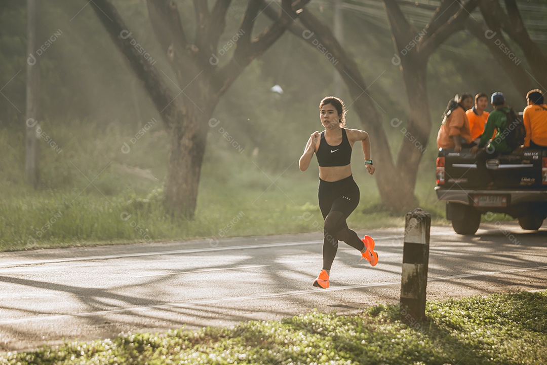 Linda mulher jovem praticando exercícios físico se exercitando