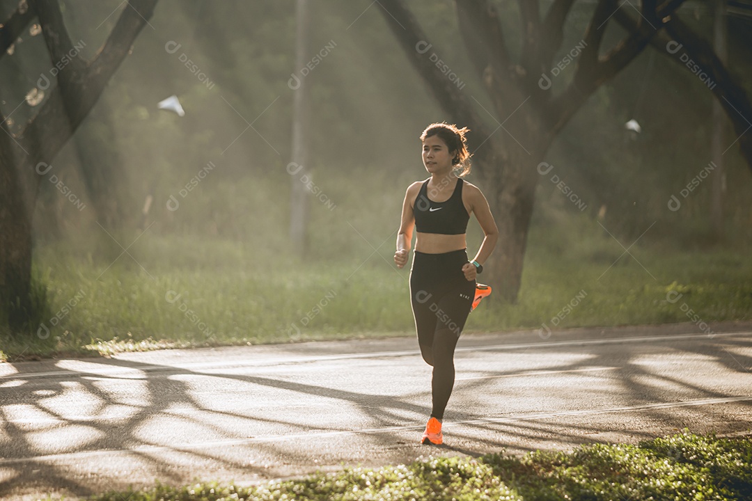 Linda mulher jovem praticando exercícios físico se exercitando