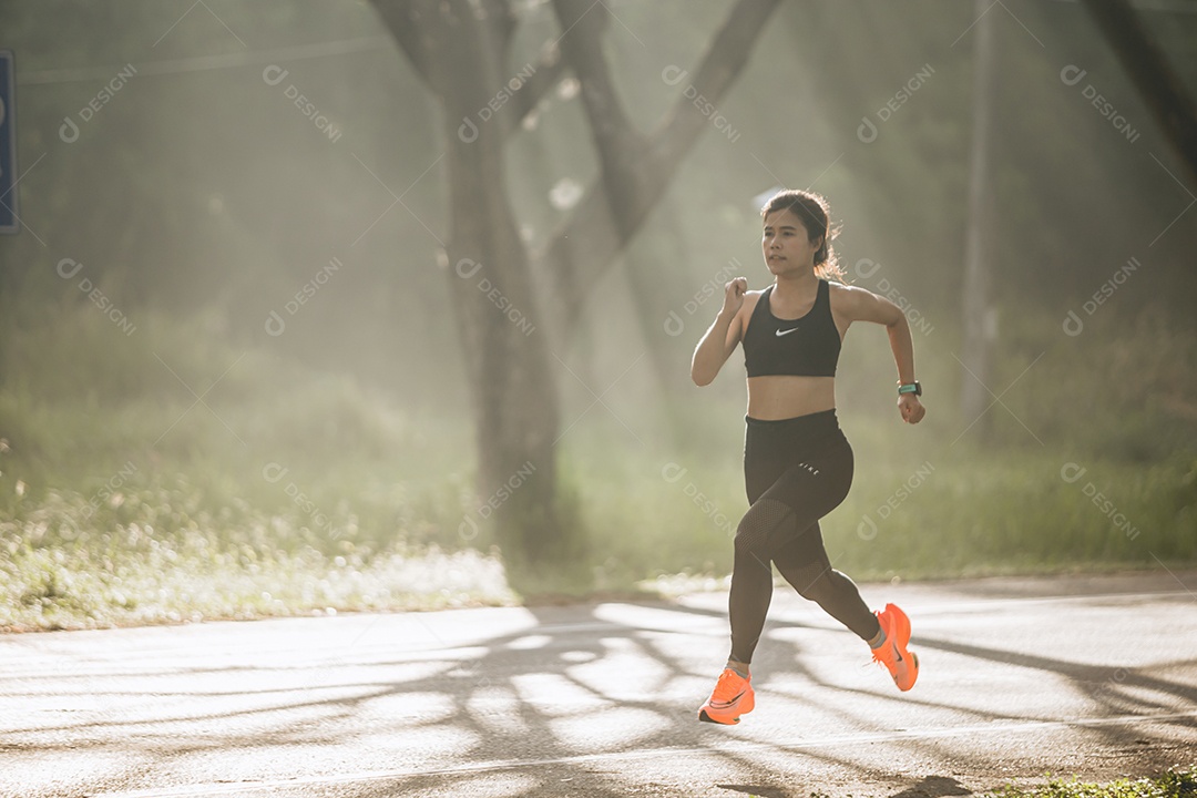 Linda mulher jovem praticando exercícios físico se exercitando