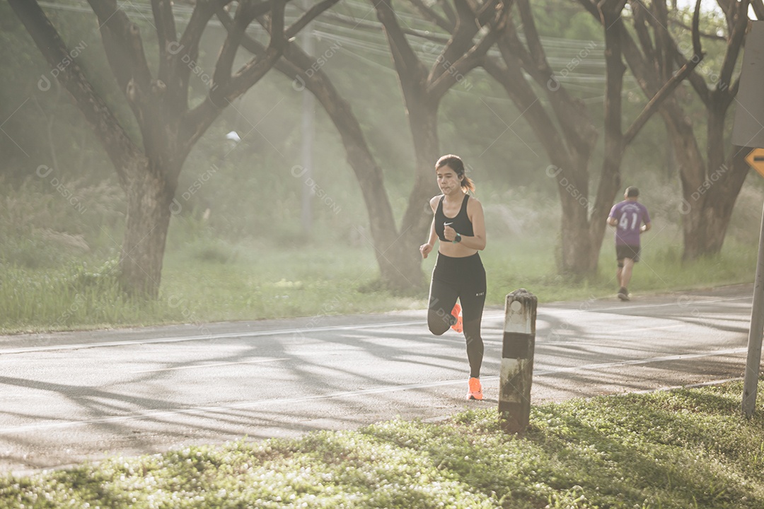 Linda mulher jovem praticando exercícios físico se exercitando