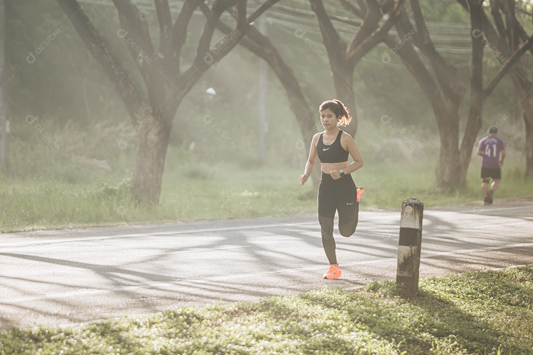 Linda mulher jovem praticando exercícios físico se exercitando