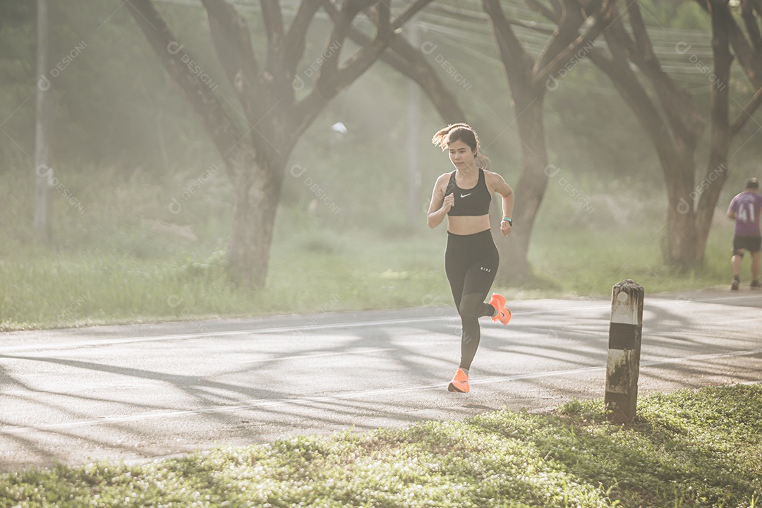 Linda mulher jovem praticando exercícios físico se exercitando