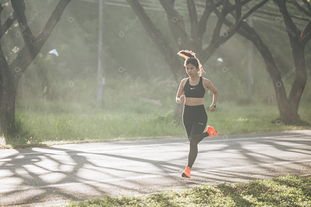 Linda mulher jovem praticando exercícios físico se exercitando