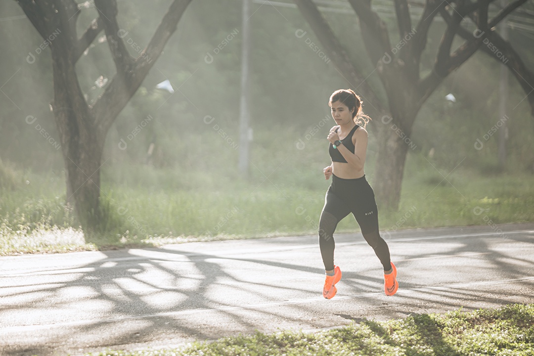 Linda mulher jovem praticando exercícios físico se exercitando