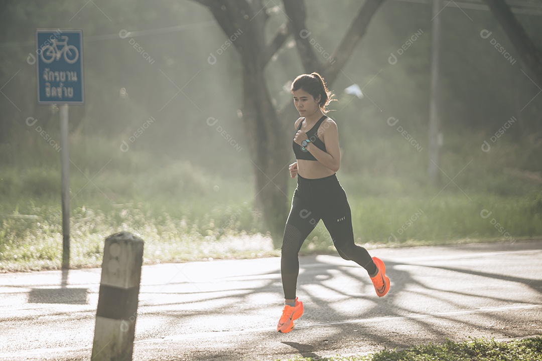 Linda mulher jovem praticando exercícios físico se exercitando