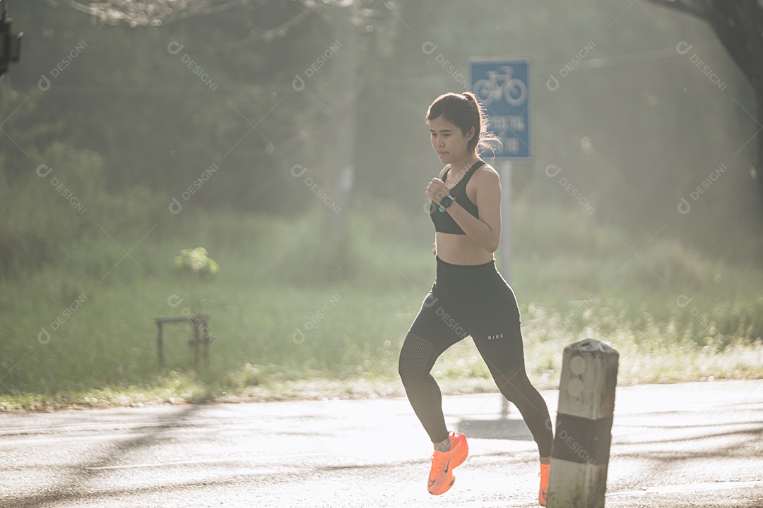 Linda mulher jovem praticando exercícios físico se exercitando