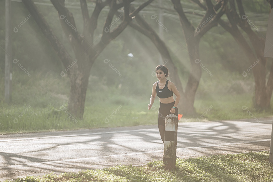 Linda mulher jovem praticando exercícios físico se exercitando
