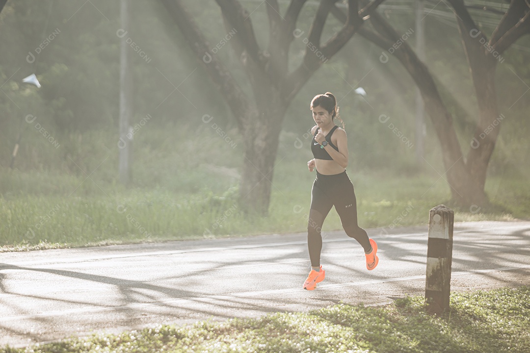 Linda mulher jovem praticando exercícios físico se exercitando