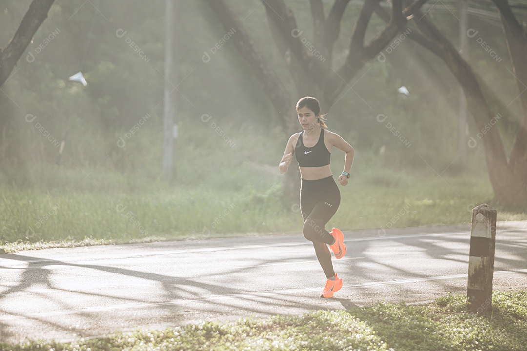 Linda mulher jovem praticando exercícios físico se exercitando