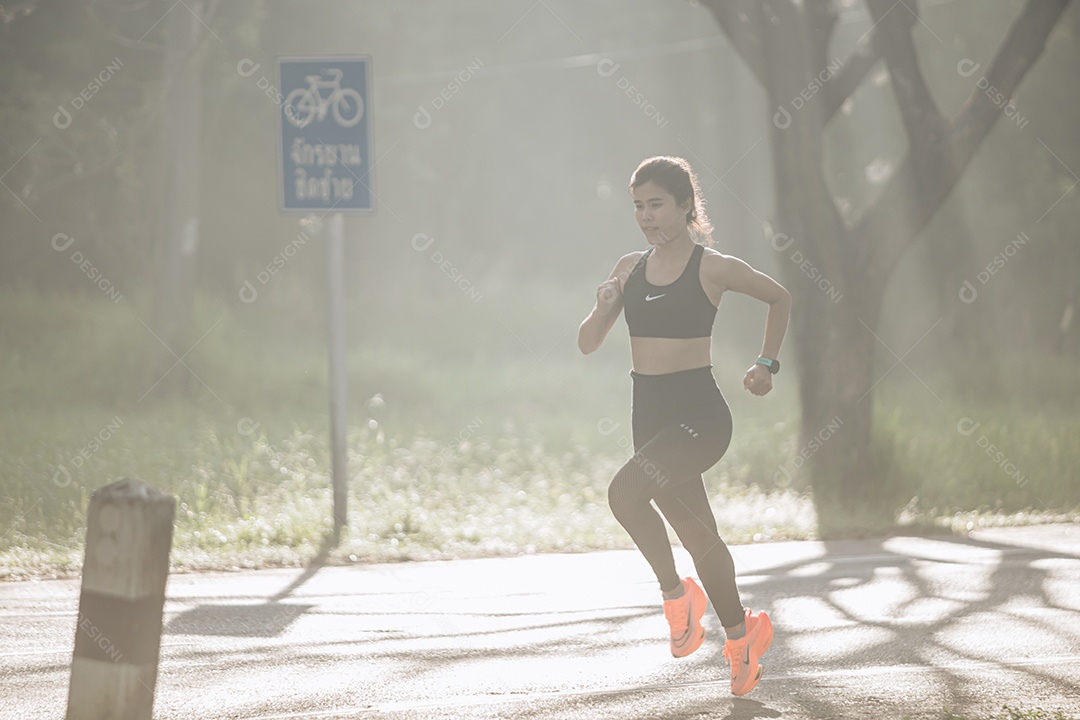 Linda mulher jovem praticando exercícios físico se exercitando