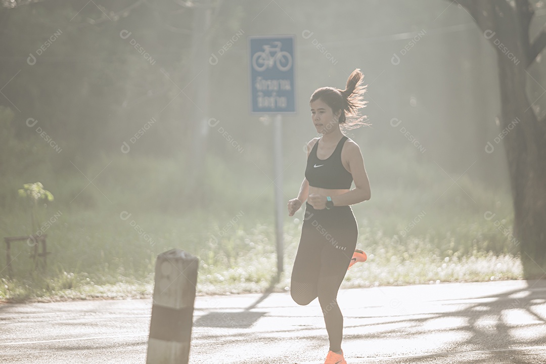 Linda mulher jovem praticando exercícios físico se exercitando