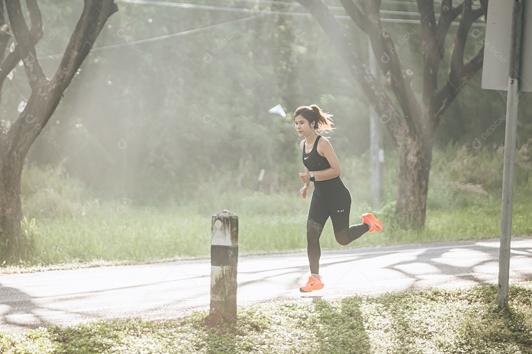 Linda mulher jovem praticando exercícios físico se exercitando