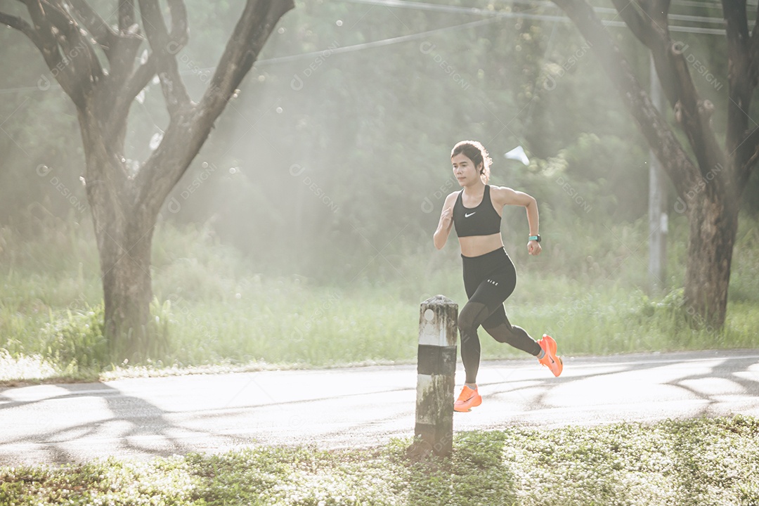 Linda mulher jovem praticando exercícios físico se exercitando