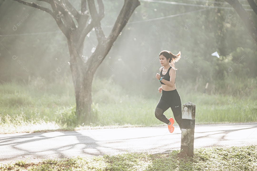 Linda mulher jovem praticando exercícios físico se exercitando
