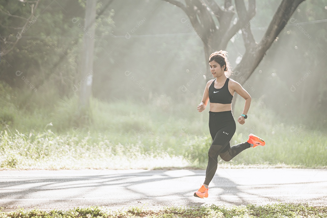 Linda mulher jovem praticando exercícios físico se exercitando