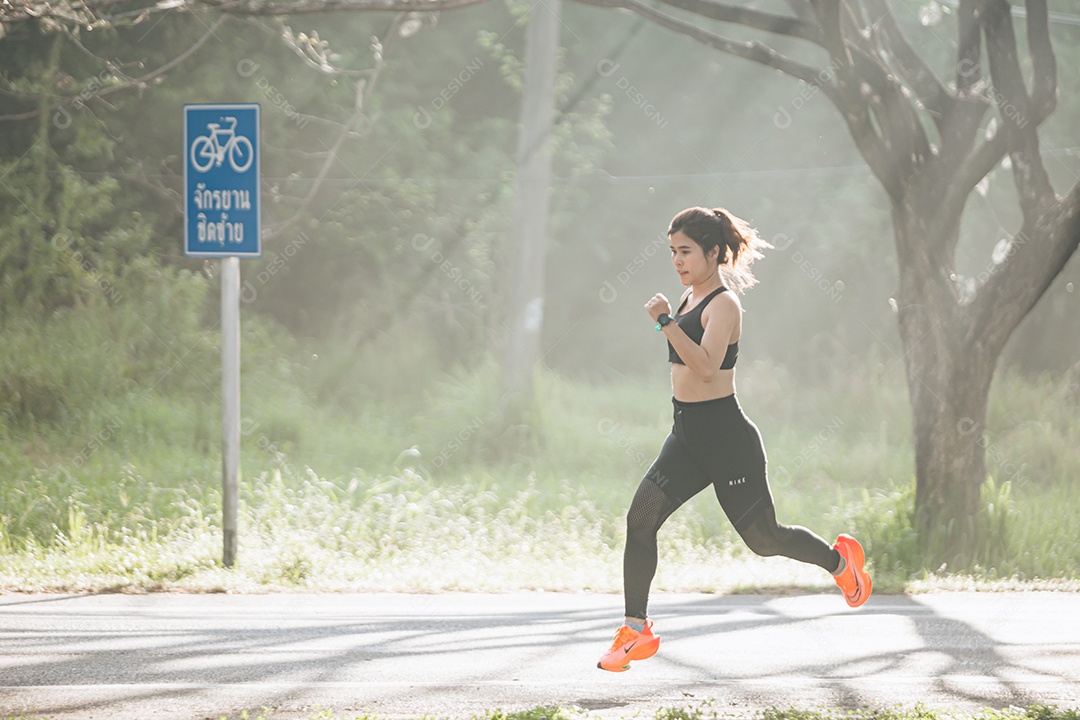 Linda mulher jovem praticando exercícios físico se exercitando