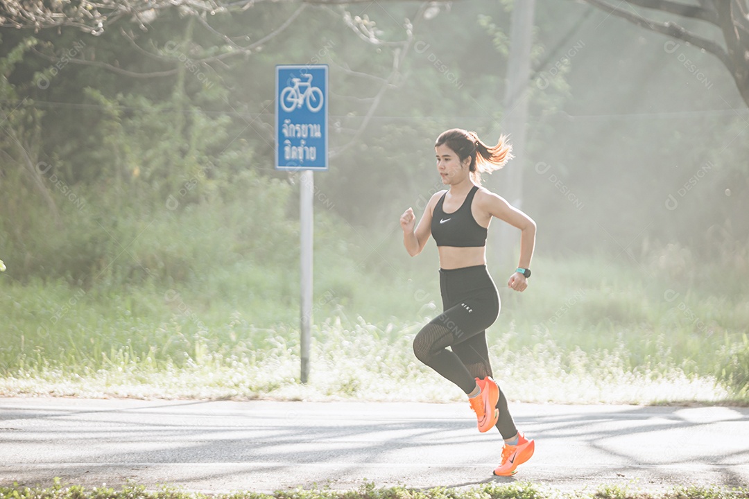 Linda mulher jovem praticando exercícios físico se exercitando