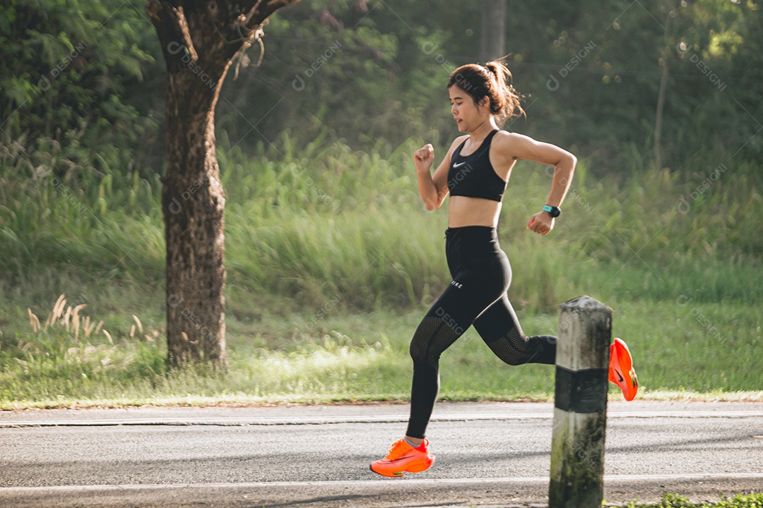 Linda mulher jovem praticando exercícios físico se exercitando