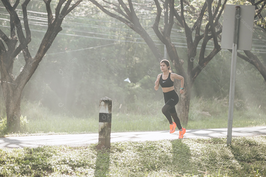 Linda mulher jovem praticando exercícios físico se exercitando