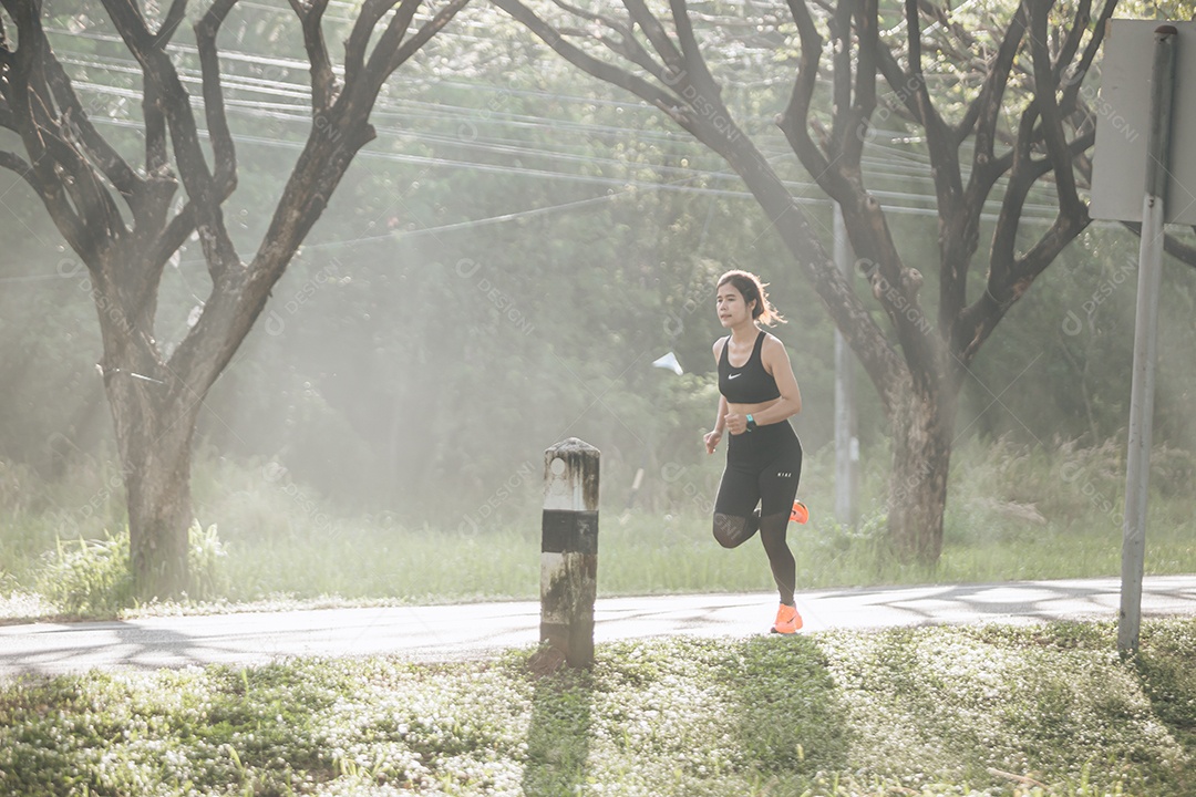 Linda mulher jovem praticando exercícios físico se exercitando