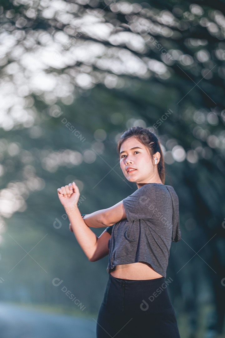 Linda mulher jovem praticando exercícios físico se exercitando
